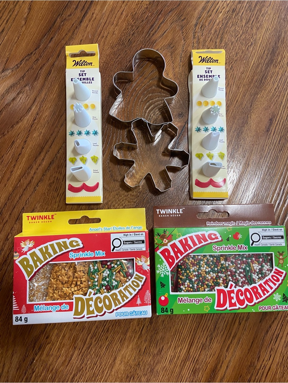 Wilton Holiday Baking Set with Red and Gold Sprinkles Tip set cookie cutter